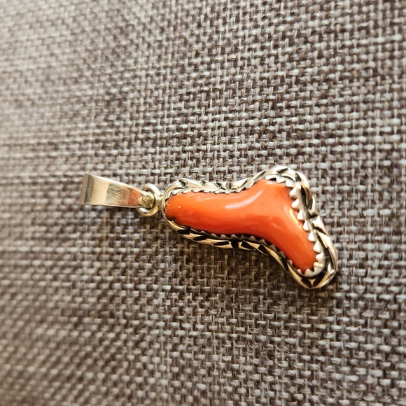 Beautiful NWOT Native American Navajo Natural Coral Pendant ❤️ - Picture 2 of 8